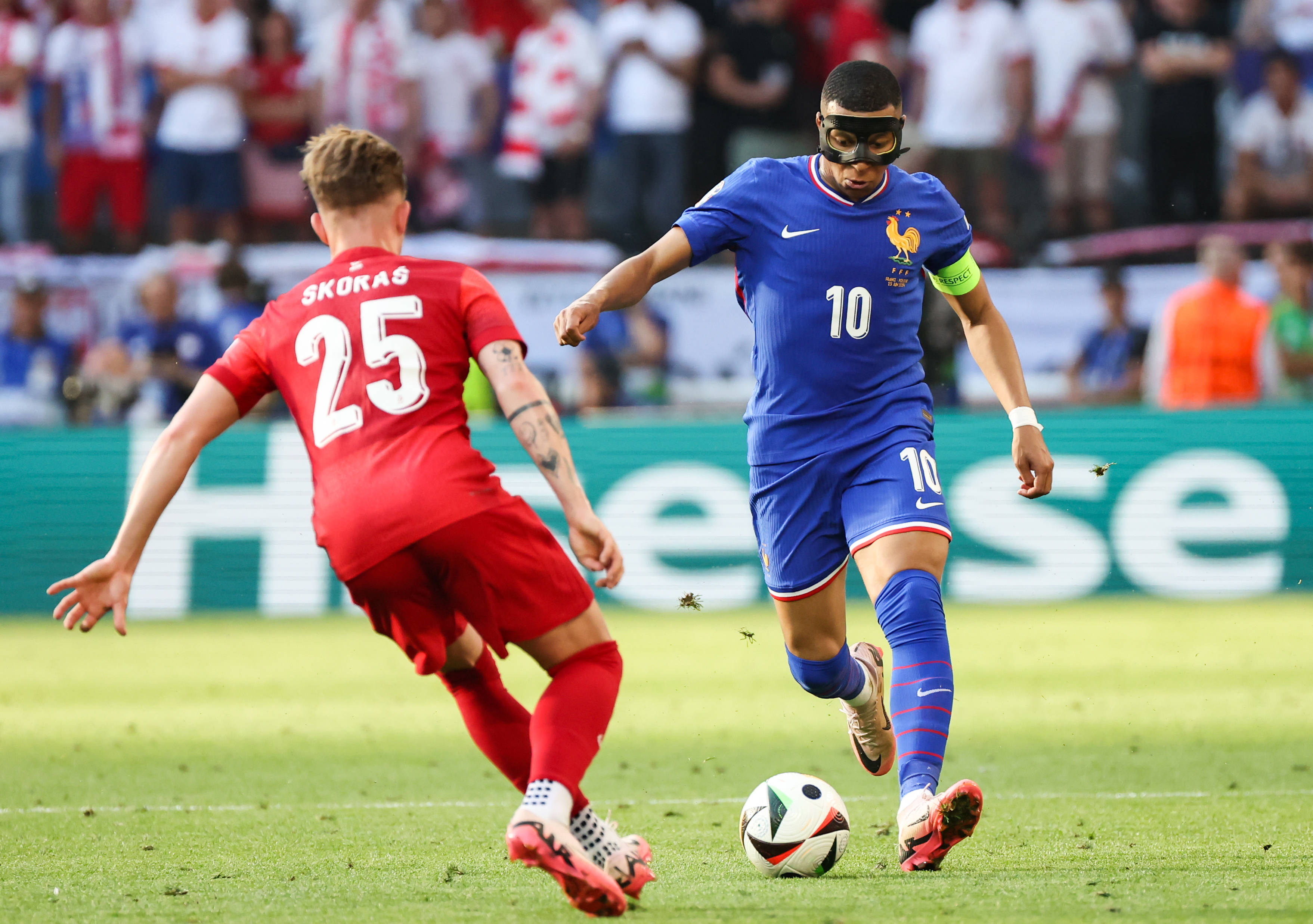 欧洲杯预选赛决赛激战，各队表现精彩