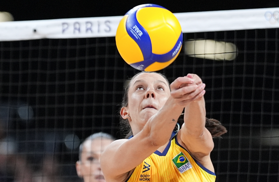 巴西女子沙滩排球选手逆袭晋级