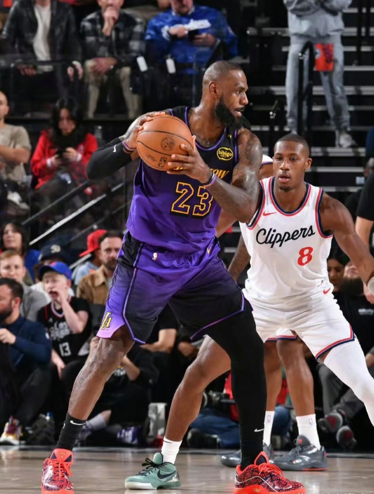 快船完胜爵士，布克带队取胜