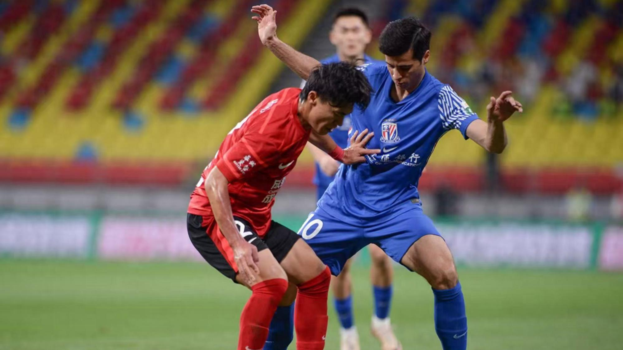 比赛火爆开场，球员力克对手