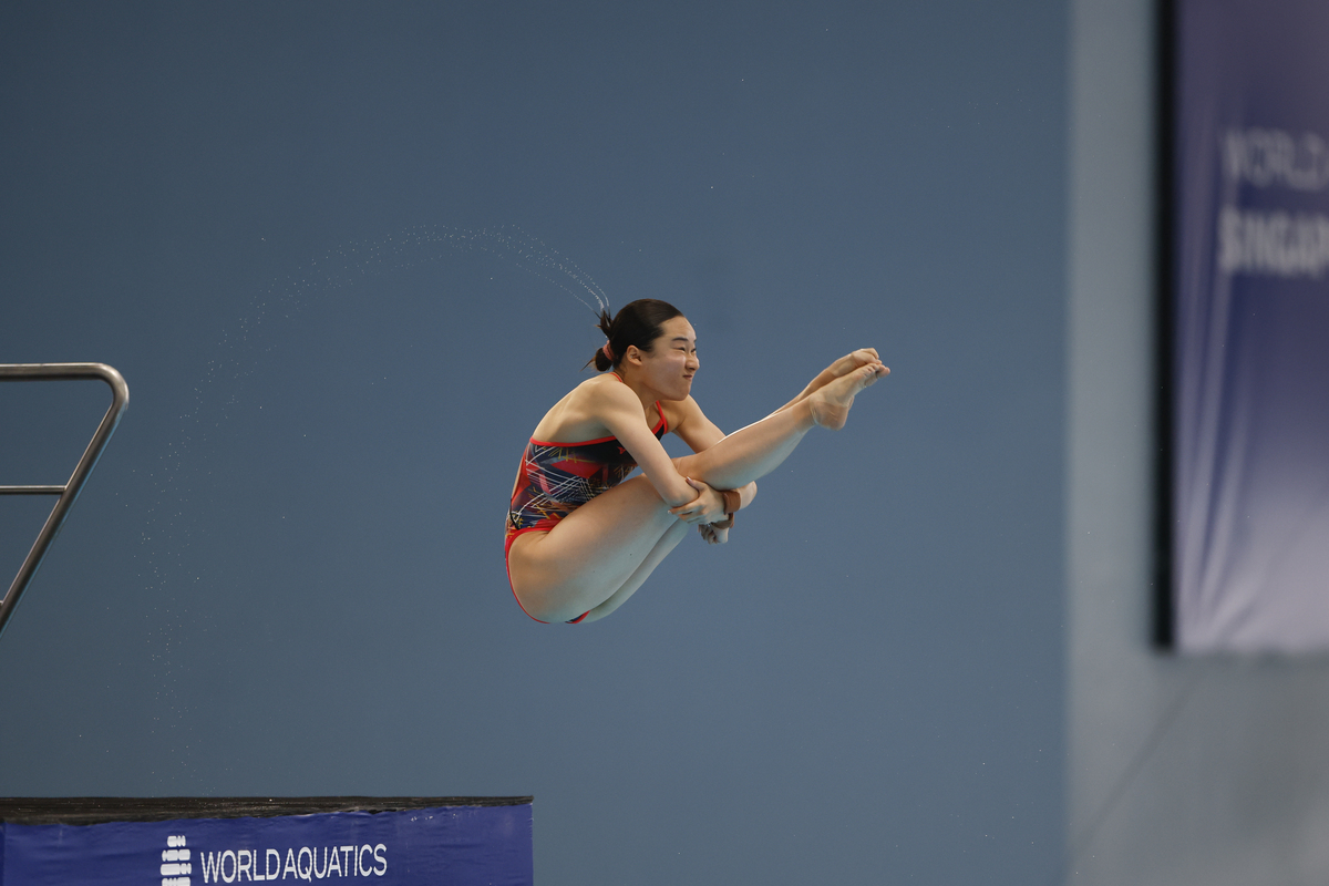 跳水选手完美表现，获得评委满分