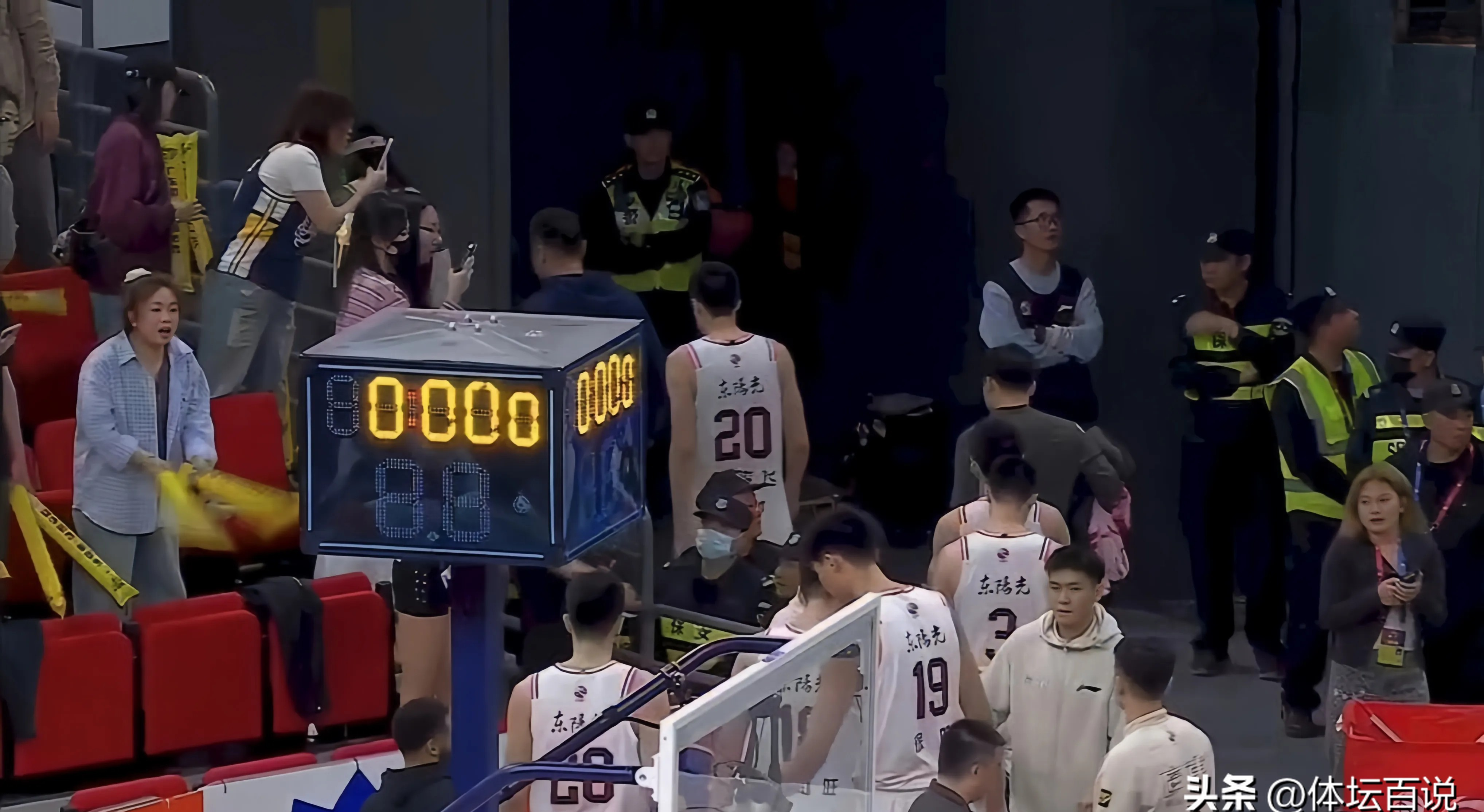 NBA季后赛发生激烈冲突，裁判出手阻止