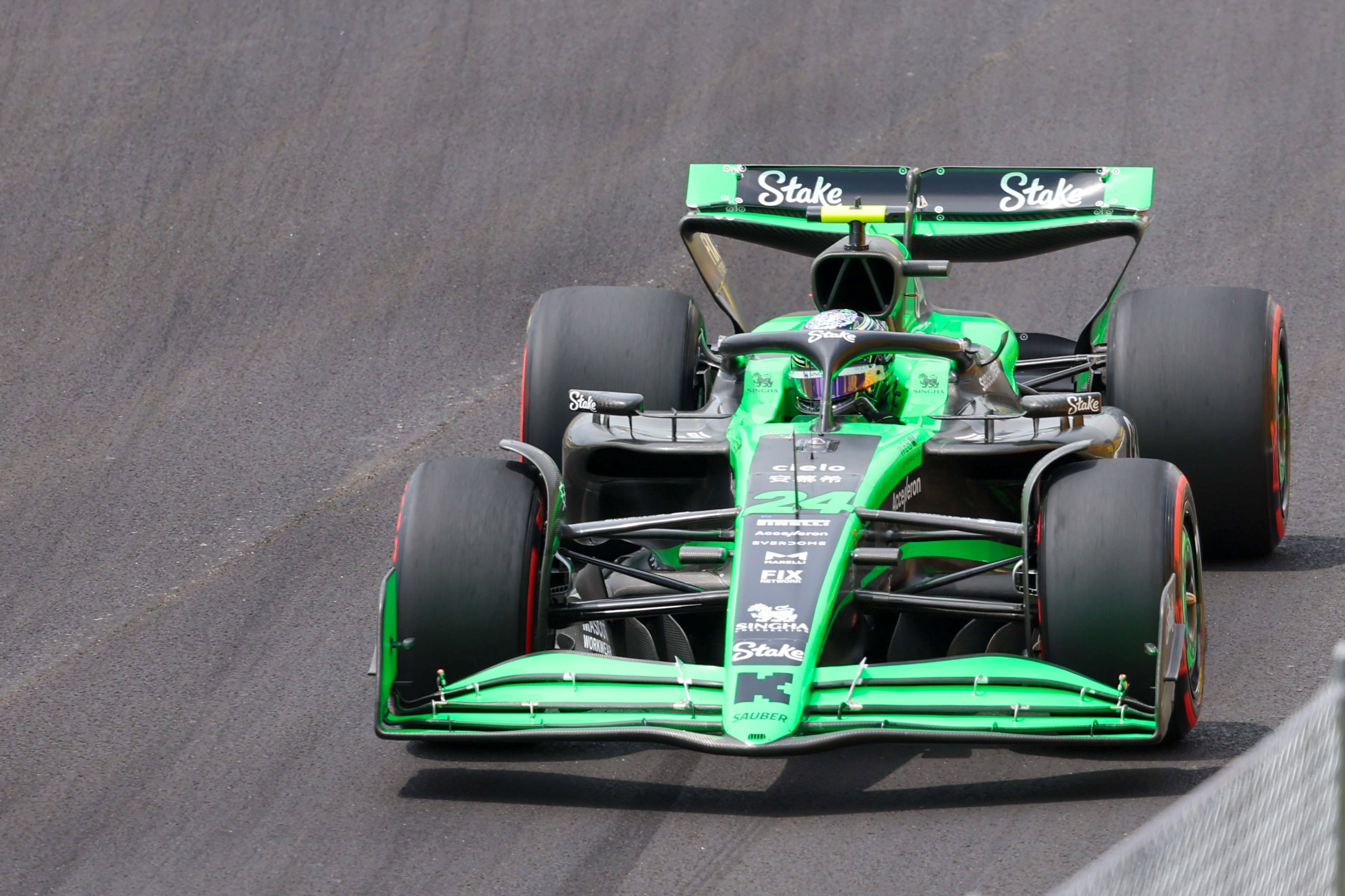 梅赛德斯完胜红牛车队,周冠宇扛起全队 梅赛德斯完胜红牛车队,周冠宇扛起全队